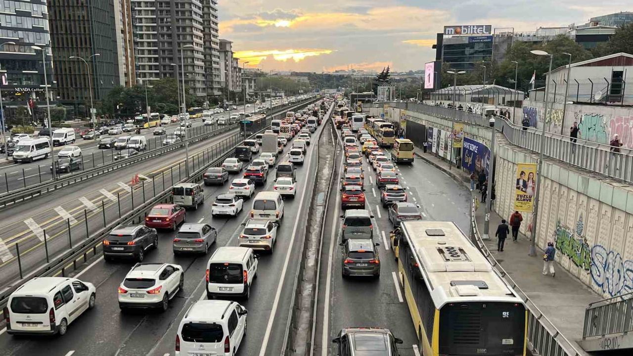 Yağmur trafikte tıkanıklığa yol açtı: İstanbul'da yoğunluk yüzde 78'e çıktı