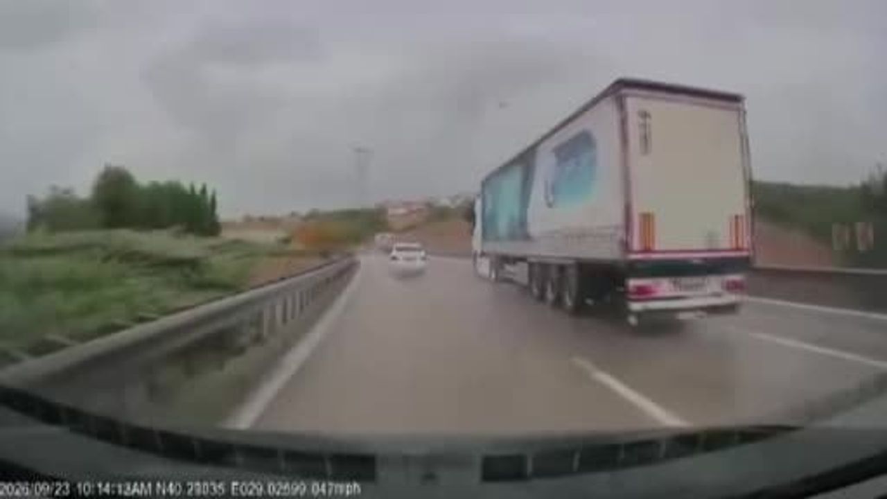Yağmura rağmen hız yapan sürücü bariyerlere çarptı