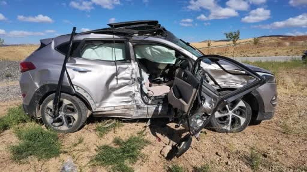 Yahşihan'da minibüs ile otomobil çarpıştı: 1'i çocuk 6 yaralı