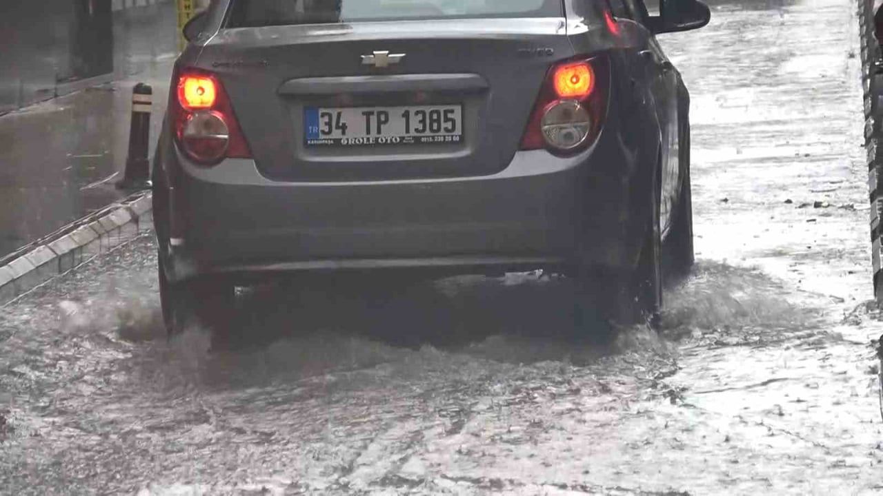 Yalova’da sağanak günlük yaşamı sekteye uğrattı