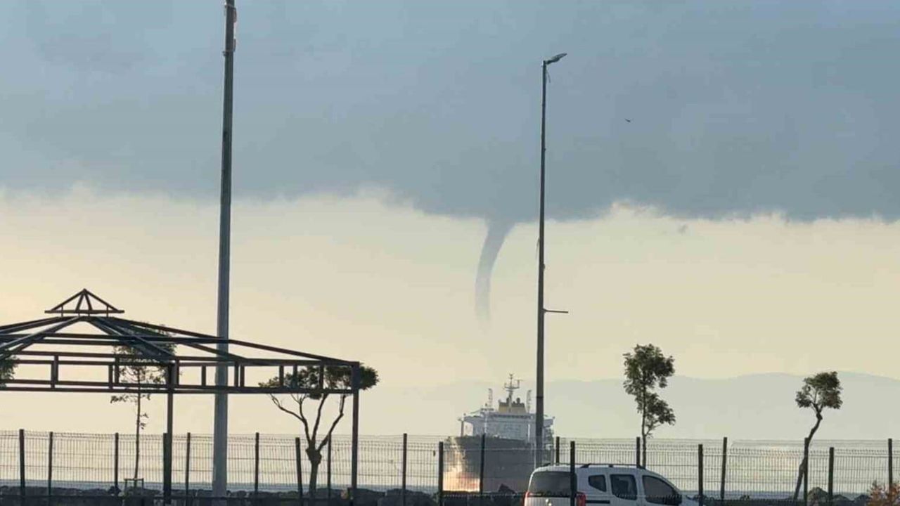 Yalova semalarında deniz üzerinde beliren huni: sabah saatlerinde görülen hortum
