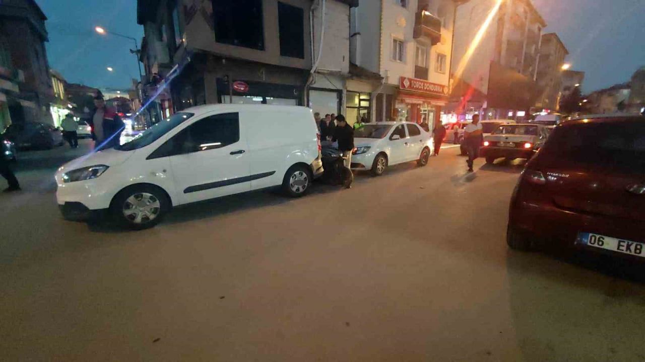 Yalvaç'ta yayaya yol verme anı zincirleme kaza getirdi