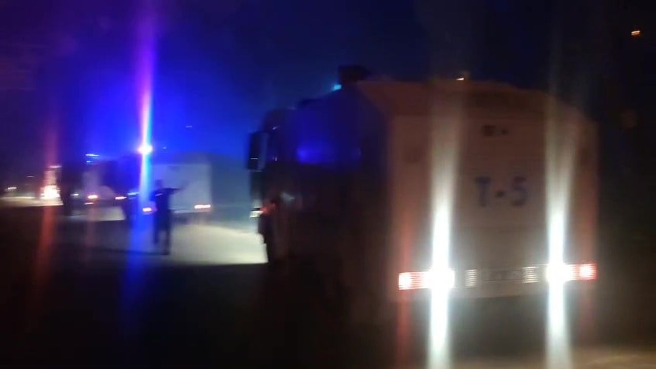 Yangın bölgesinde TOMA'ların önleyici müdahalesi öne çıktı