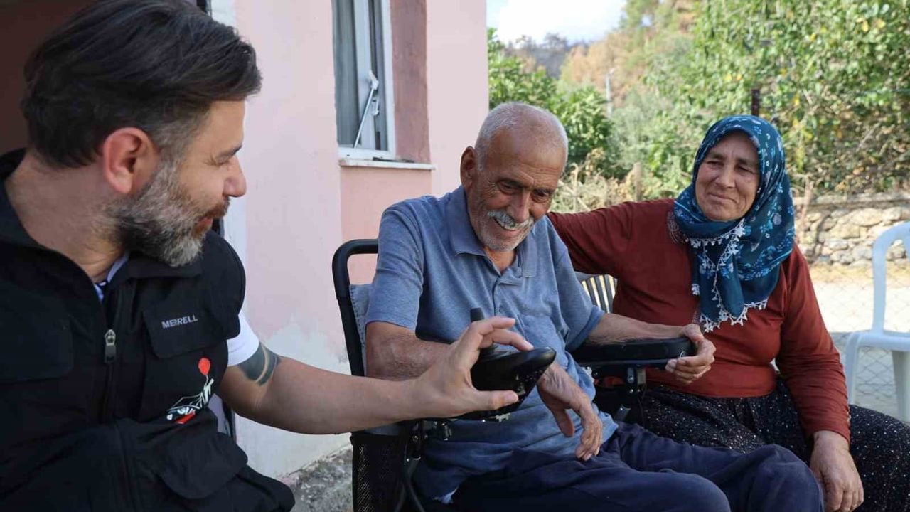 Yangının küllerinden yeni bir düzen: ev eşyaları ve akülü sandalye teslim edildi