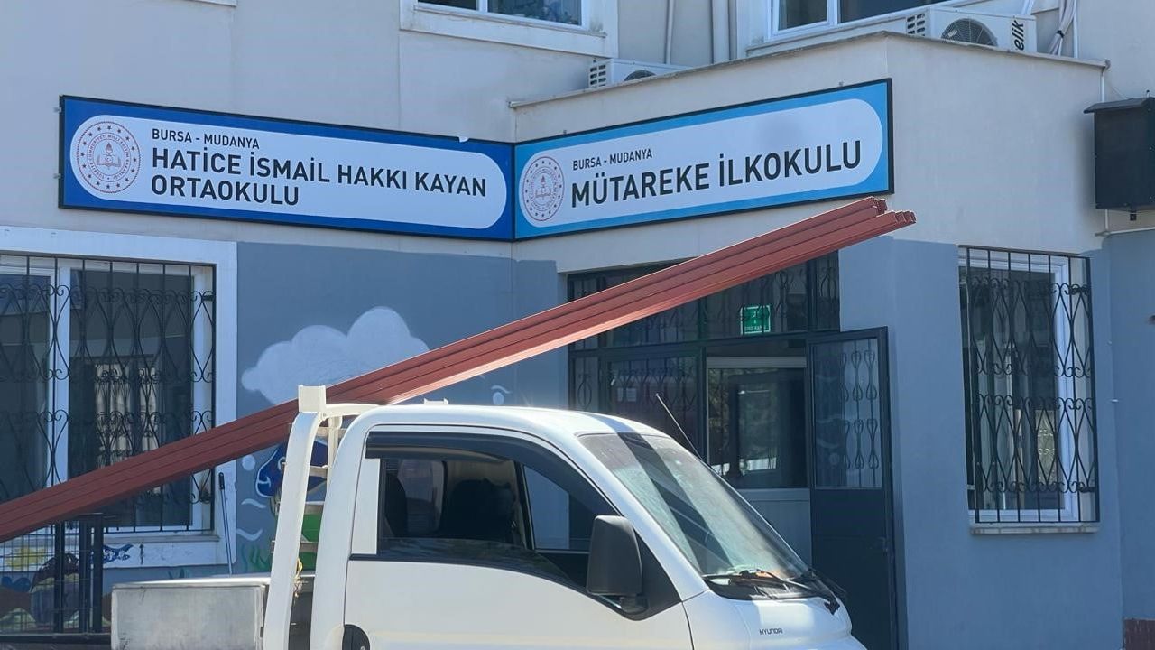 Yanındaki kazı Mütareke İlkokulu bahçesinde çöküntü oluşturdu