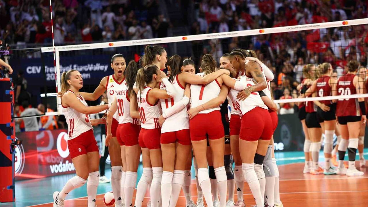 Yarı finalde sınav: A Milli Kadın Voleybol Takımı Sinan Erdem'de Sırbistan'la kozlarını paylaşacak