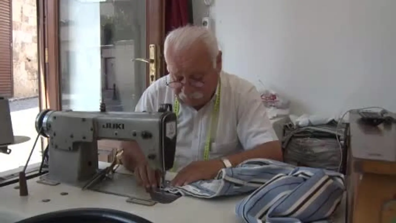 Yarım asrı aşan terzilik hayatı kitaplarla dinlenen usta