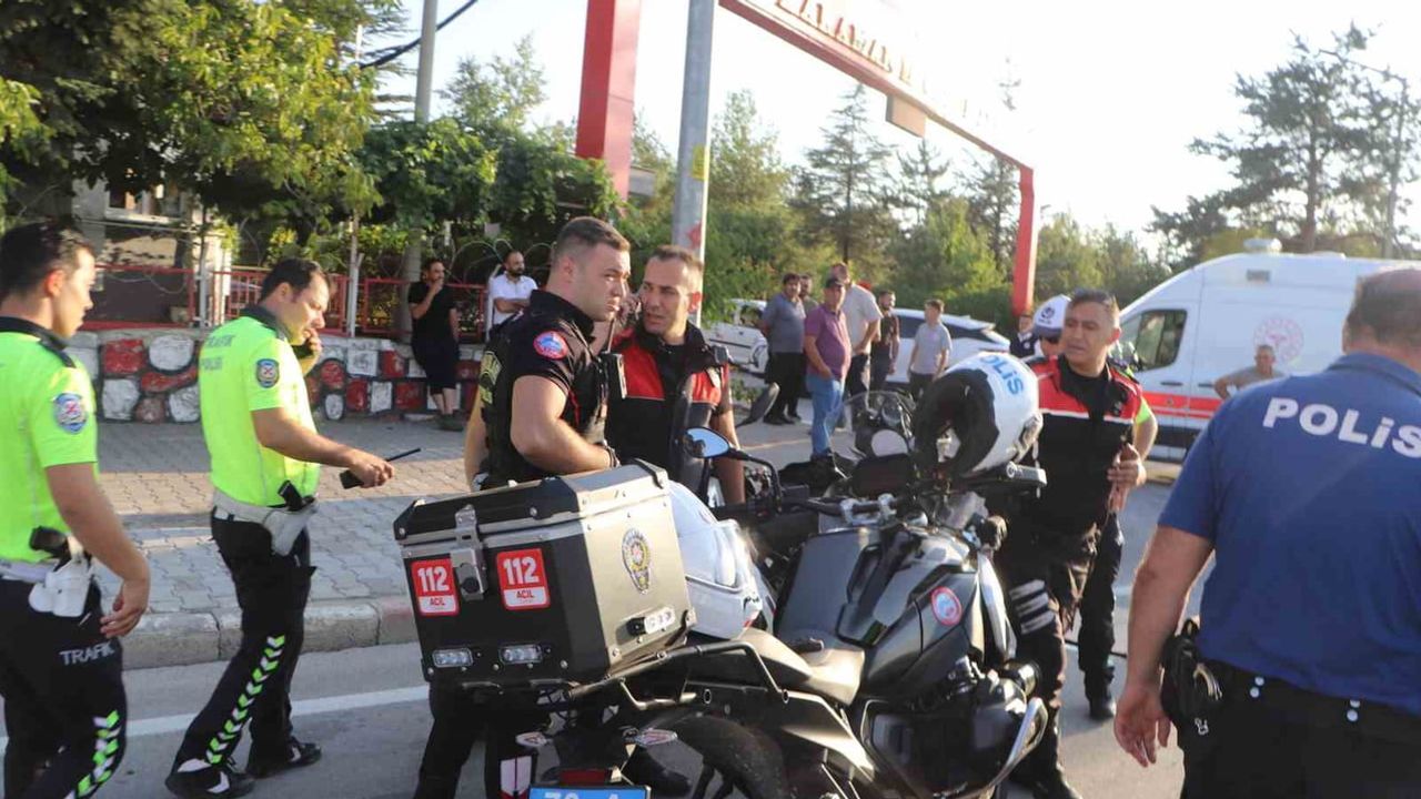 Yasak u dönüşü kavşakta kaza çıkardı: yunus timi üyesi yaralandı