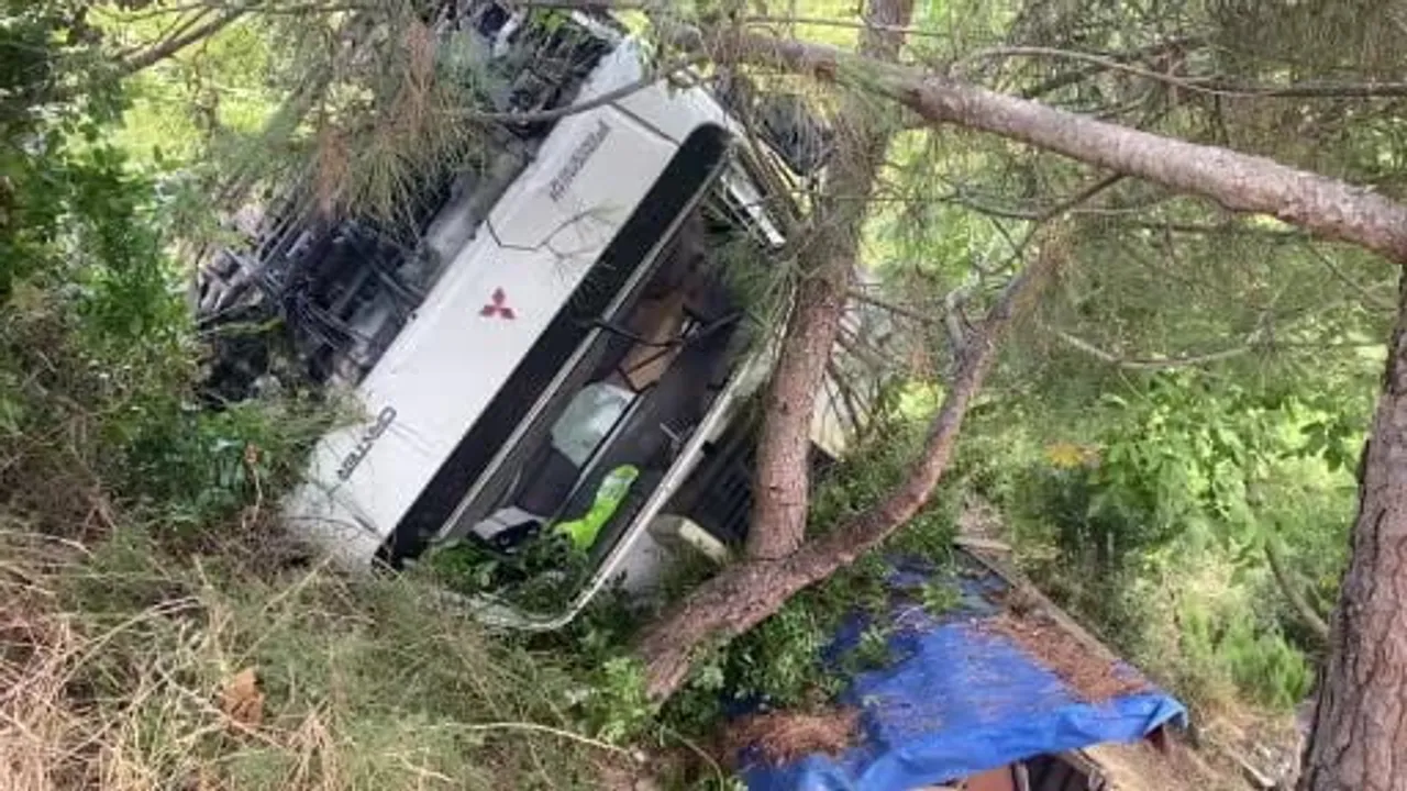 Yasaklı rampada bariyerler çöktü: gıda kamyonu şarampole yuvarlandı