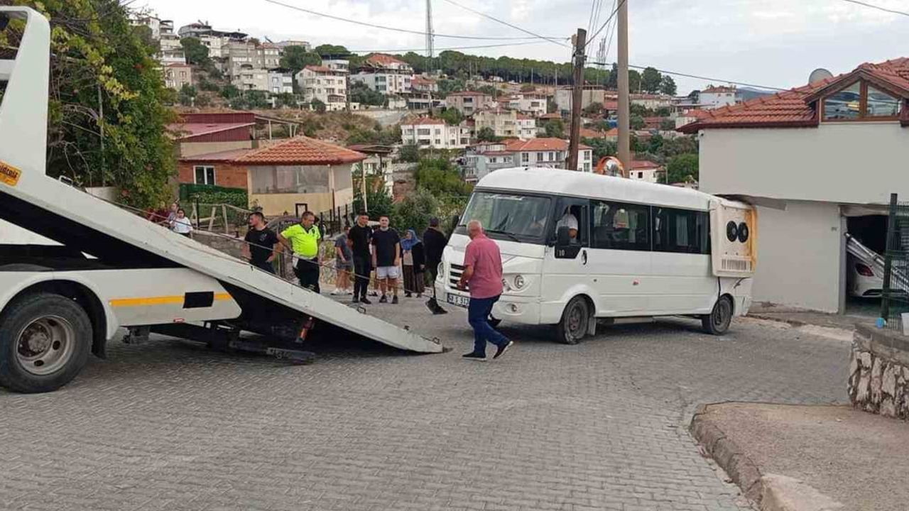 Yatağan'da öğrencileri taşıyan minibüsün el freni boşaldı, garajda durdu: 4 öğrenci yaralandı