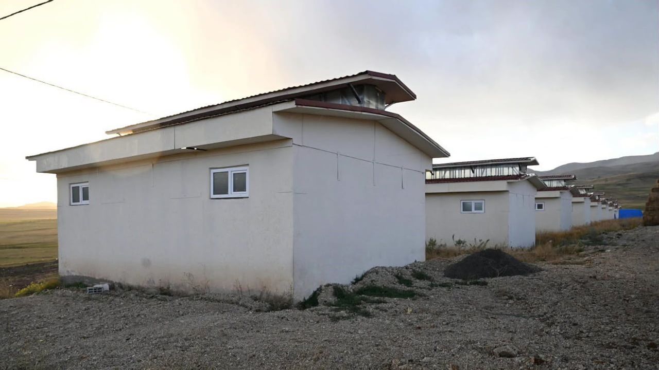 Yavi Mahallesi'nde tamamlanan deprem konutlarını inceleyen vali Baruş teslim sürecini açıkladı