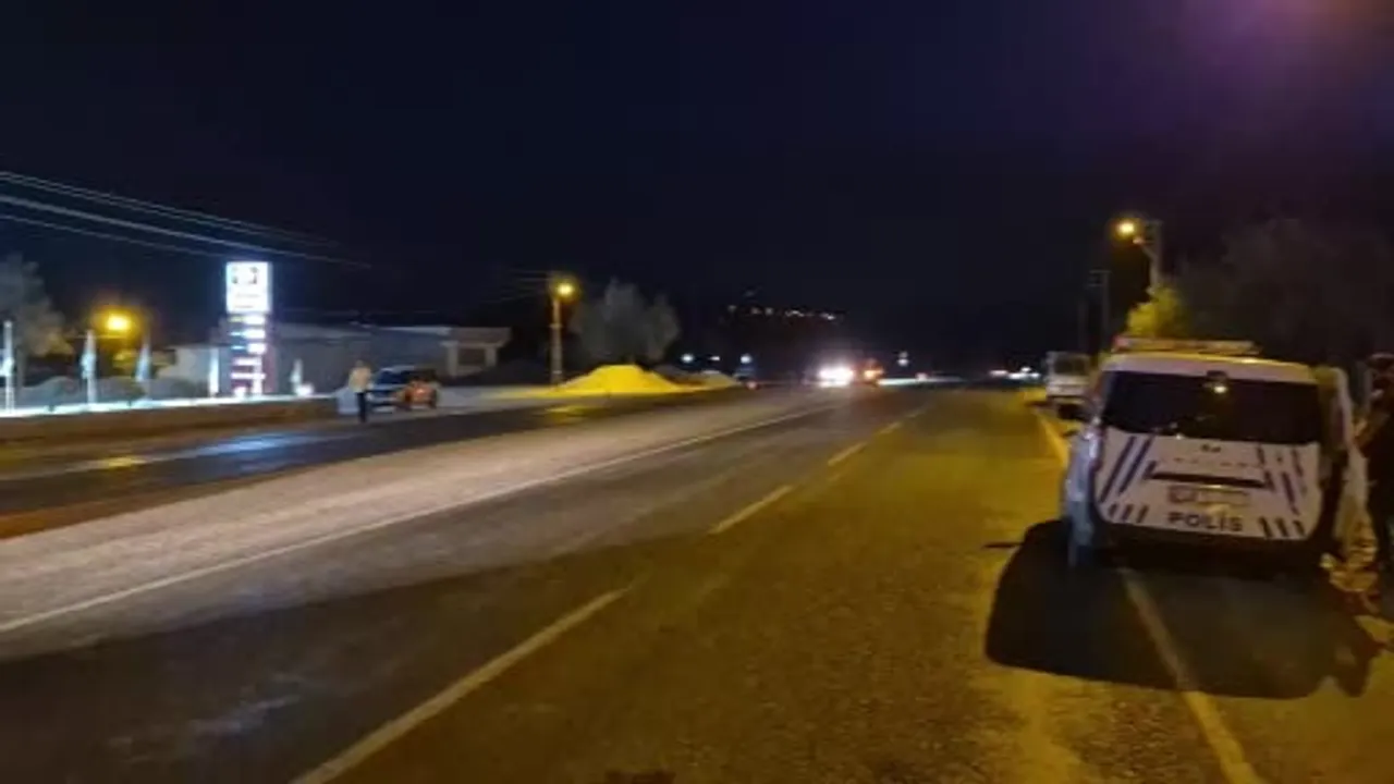 Yavuzeli girişinde kamyonetle traktör çarpıştı, üç kişi yaralandı