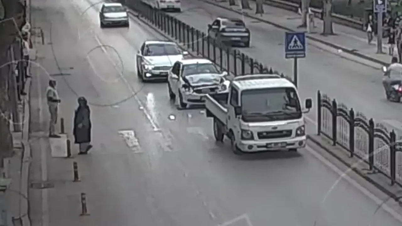 Yaya için duran kamyonete arkadan çarpan otomobilde yolcu hafif yaralandı