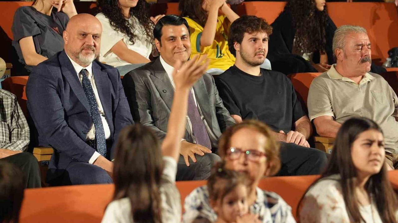 Yaz sanat akademisi 2 bin 500 çocuğun yeteneğini sahneye taşıdı