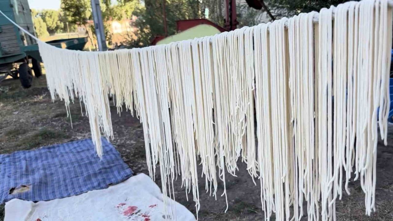 Yazılı köyünde güneş altında erişte geleneği sürüyor