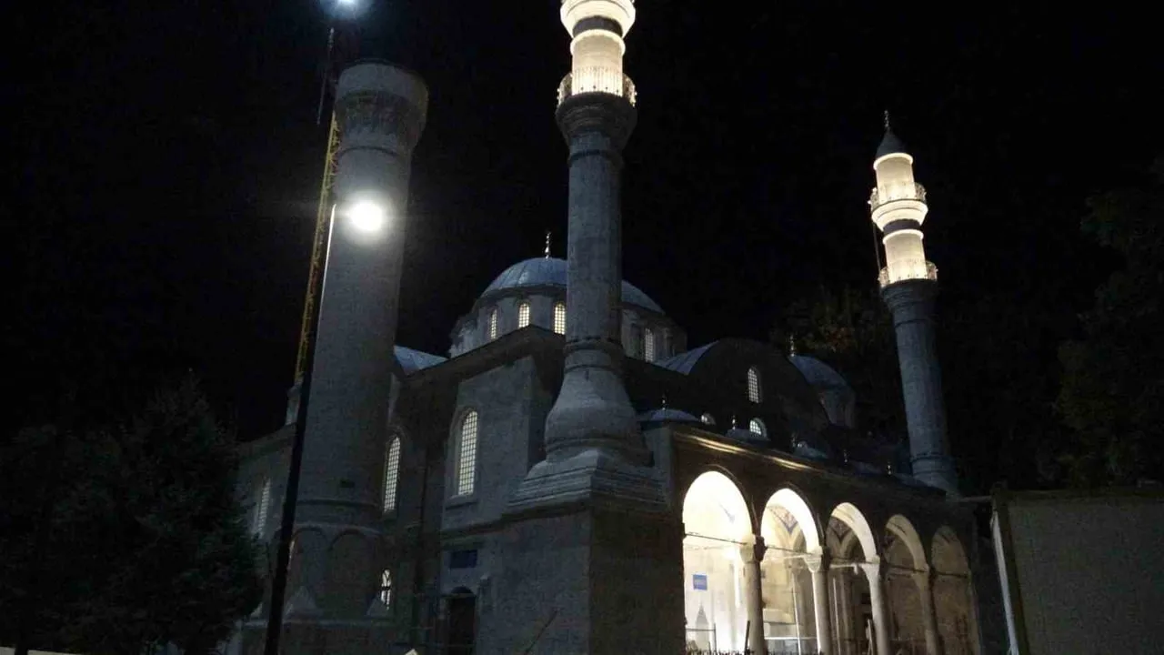Yeni Cami'nin silueti geri dönüyor: yılların karanlığından sonra ışıklar yandı