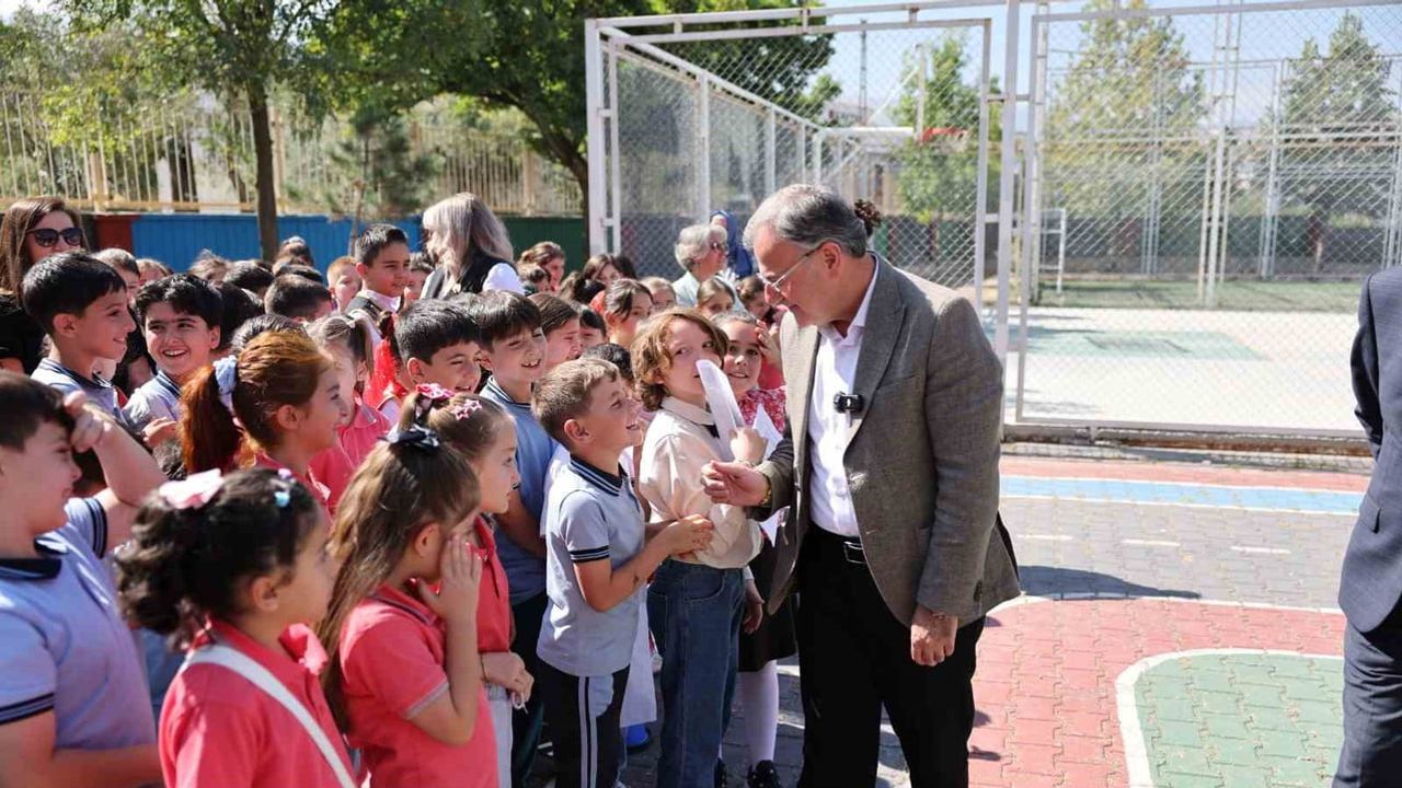 Yeni eğitim döneminin heyecanına ortak olan Bilal Özdoğan
