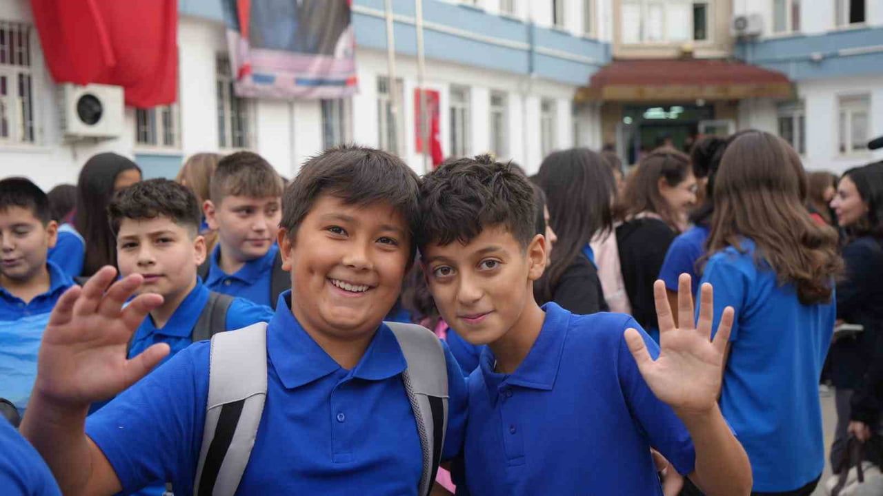 Yeni eğitim yılı coşkusu: 17 milyon öğrenci ve 1 milyon 200 bin öğretmen sınıflarda