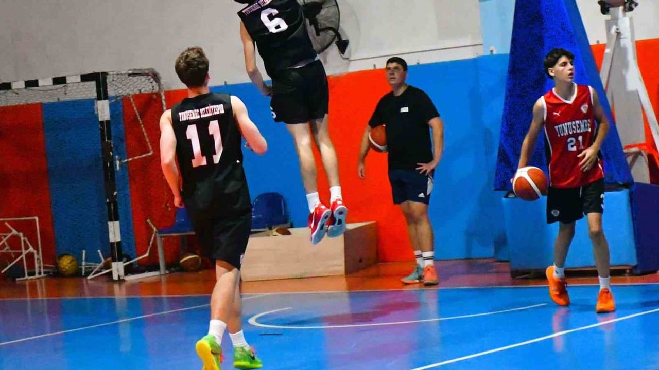 Yeni nesil için sahaya: Yunusemre Belediyespor gençlere yatırım yapıyor