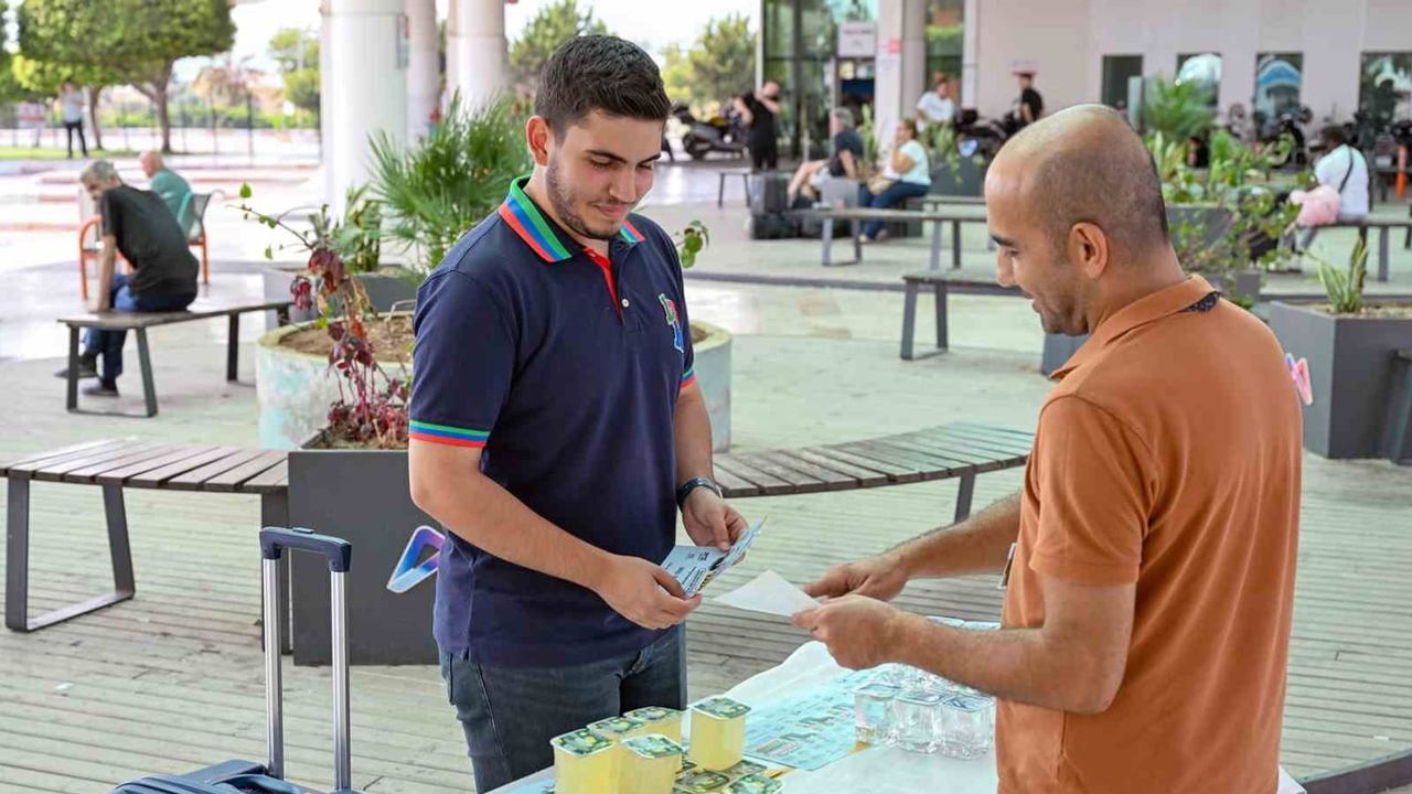 Yeni öğrenciler Mersin'de otogarda karşılanıyor: barınma, beslenme ve eğitim desteği