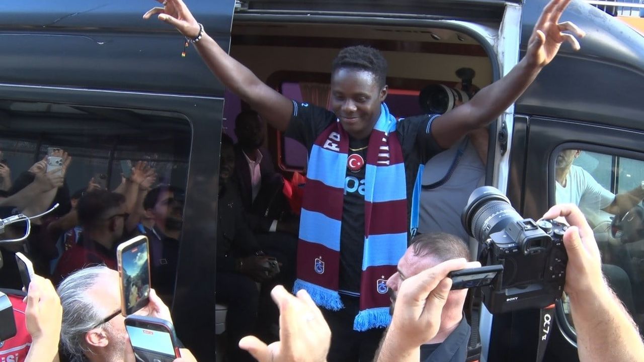 Yeni transfer Franculino Dju Trabzon'a geldi ve taraftarla buluştu