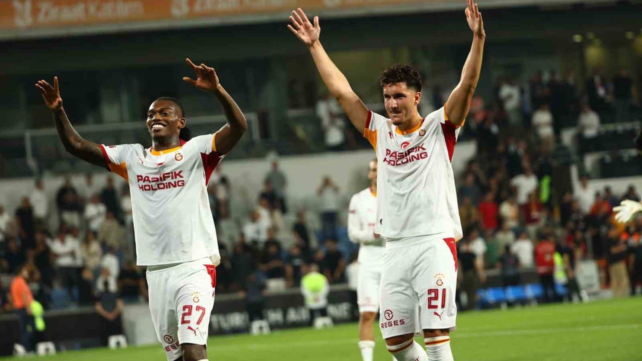 Yeni transferler tribünde coşku yarattı: Rafael Leao ve Deniz Gül üçlü çekti