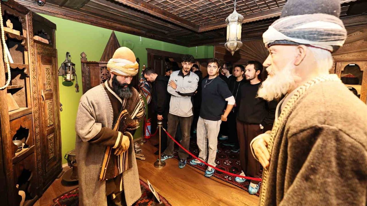 Yeni üniversiteliler Manisa'nın tarihini ve gençlik merkezini keşfetti