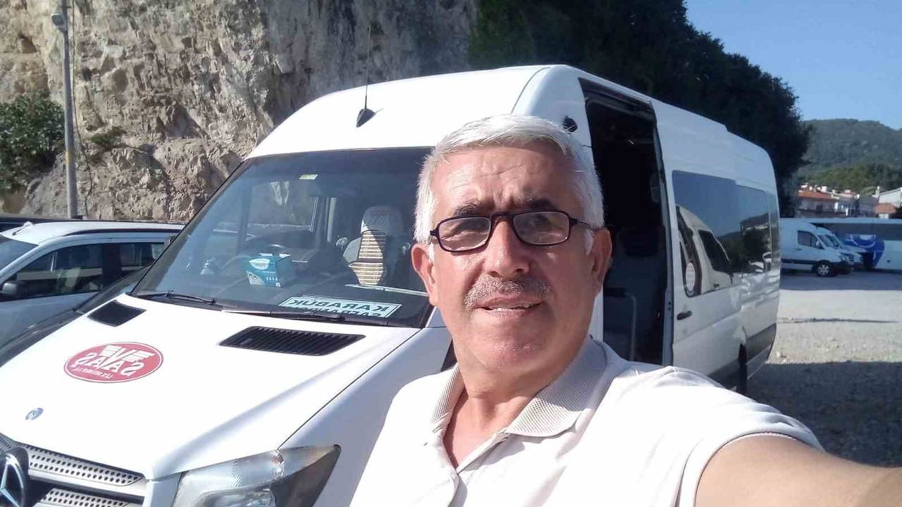 Yenihan'da minibüs ile tır çarpıştı: sürücü Hakkı Özdemir yaşamını yitirdi, 11 yaralı