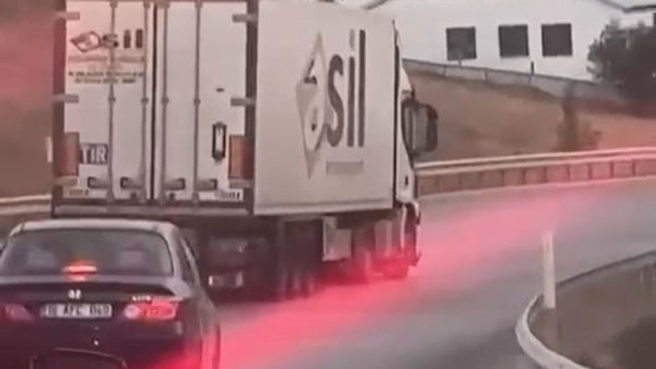Yenişehir'de alkollü tırın şeride girip motosiklete çarpması iki genci öldürdü