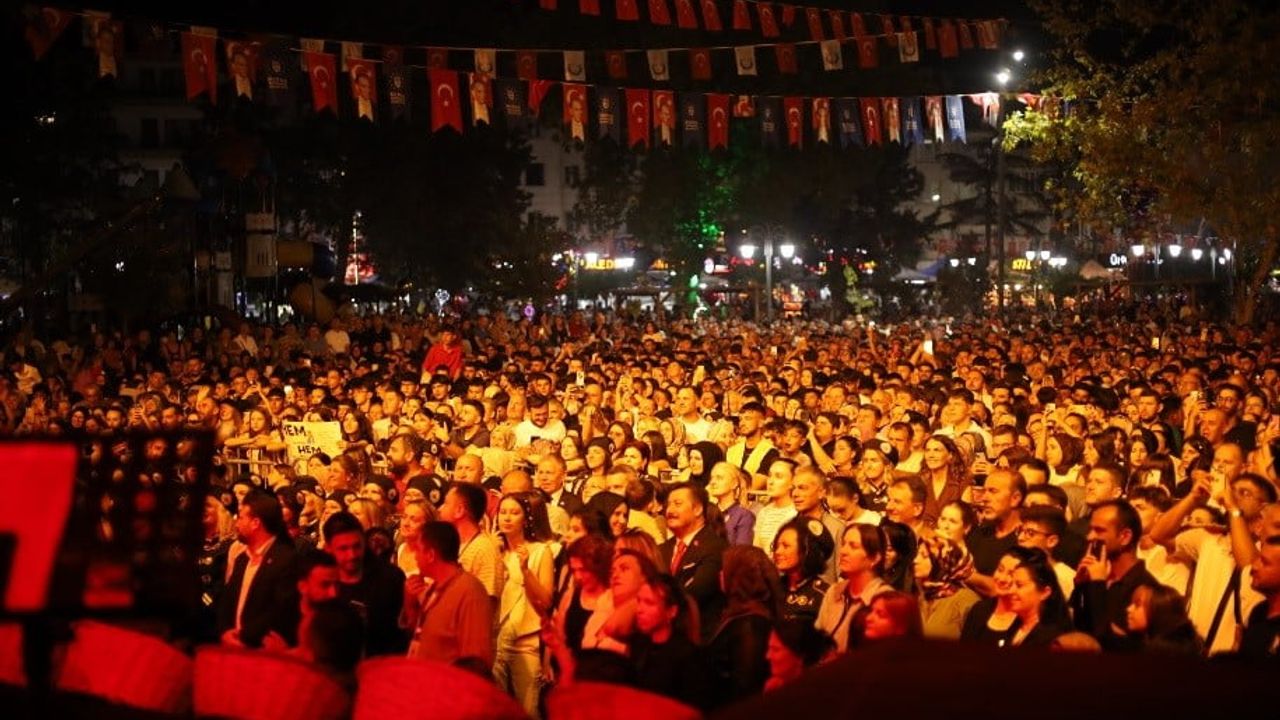 Yenişehir'de müzik şöleni: Cengiz Kurtoğlu'ndan kalabalık konser
