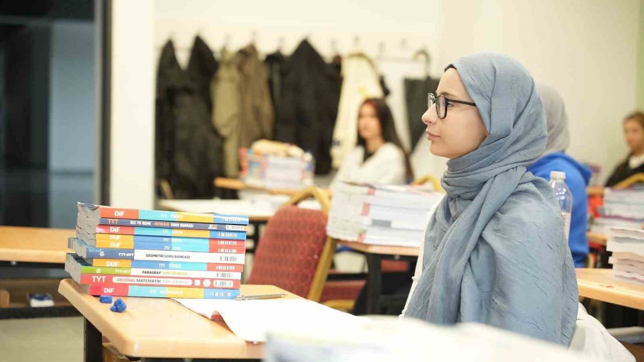 Yenişehir’den hayallere köprü: üniversite adaylarına 3 bin kitap