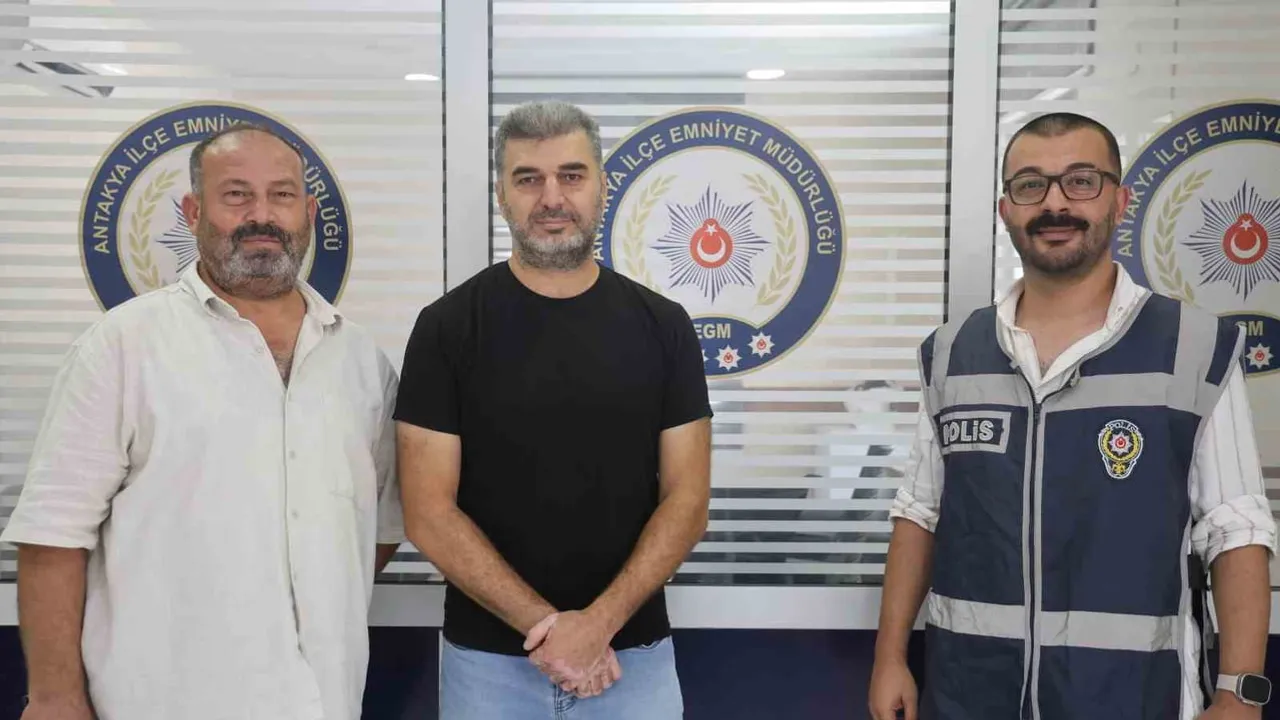 Yere düşen altın kesesini alan kadın polis tarafından iki saatte yakalandı