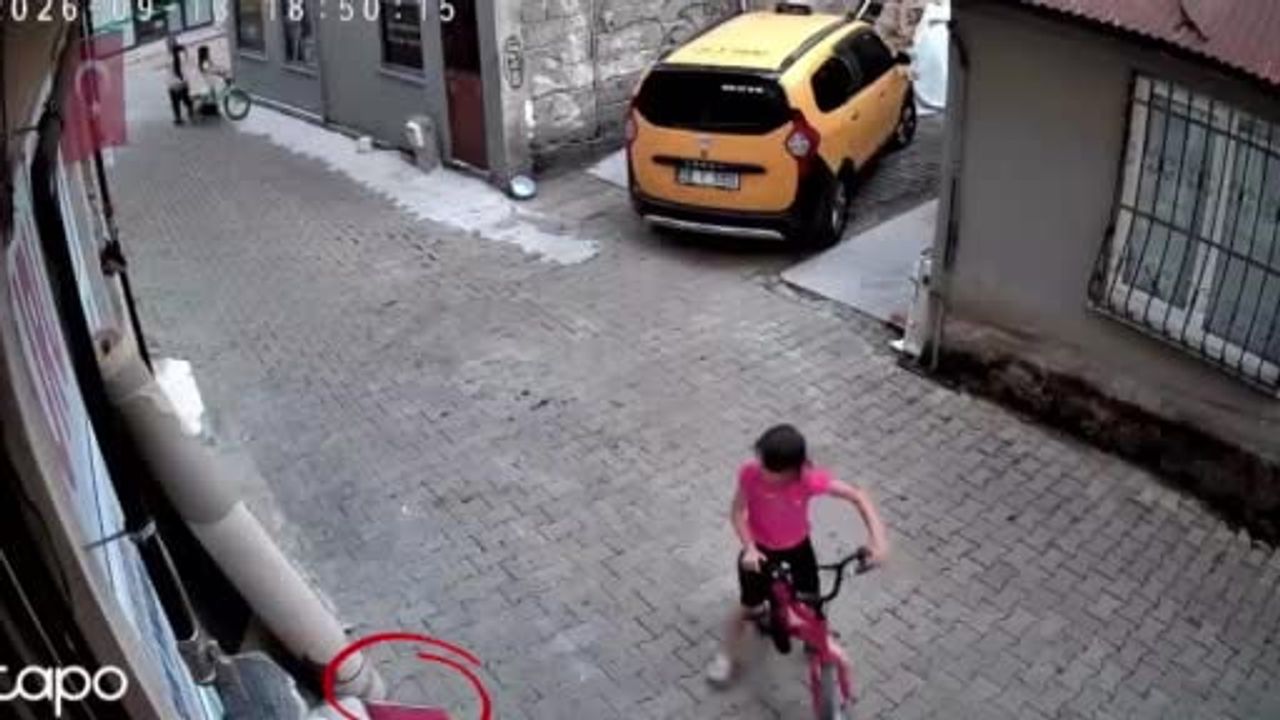 Yere düşen bayrağı öpüp başına koyan minik Nehir, vali Koç’un takdirini kazandı