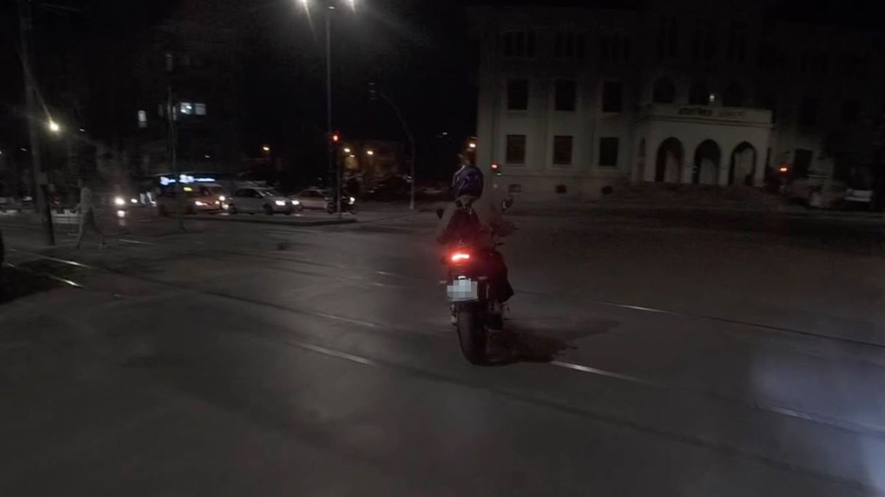 Yeşil ışıkta yönünü kaybeden motosiklete kahkahalı uyarı