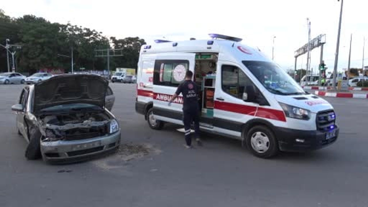 Yeşilyurt'ta akşam çarpışması: iki otomobilde 3 yaralı