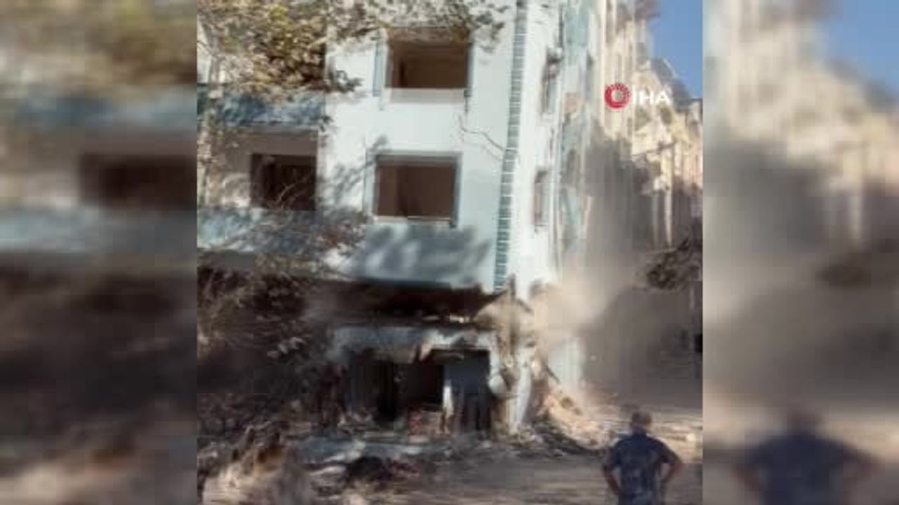 Yıkım sırasında Mustafakemalpaşa'da apartman bloğu aniden çöktü