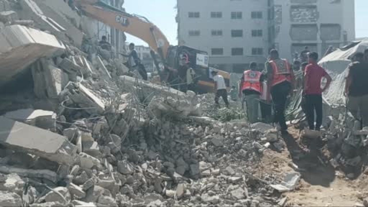 Yıkıntılar altında 21 can: Gazze’de çöken 7 katlı binada bekleyiş