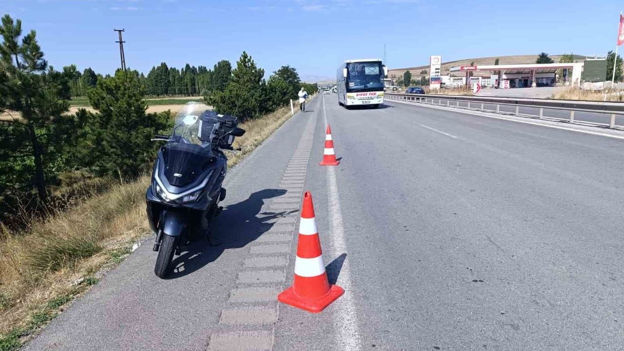Yıldızeli çıkışında bariyere çarpan motosiklet sürücüsü yaşamını yitirdi