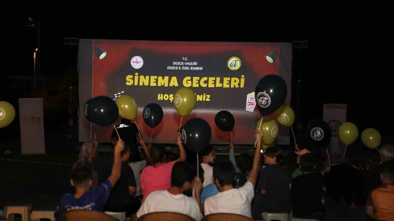 Yıldızlar altında sinema gecesi: Hasanlar Köyü'nde komşuluk ve nostalji bir araya geldi