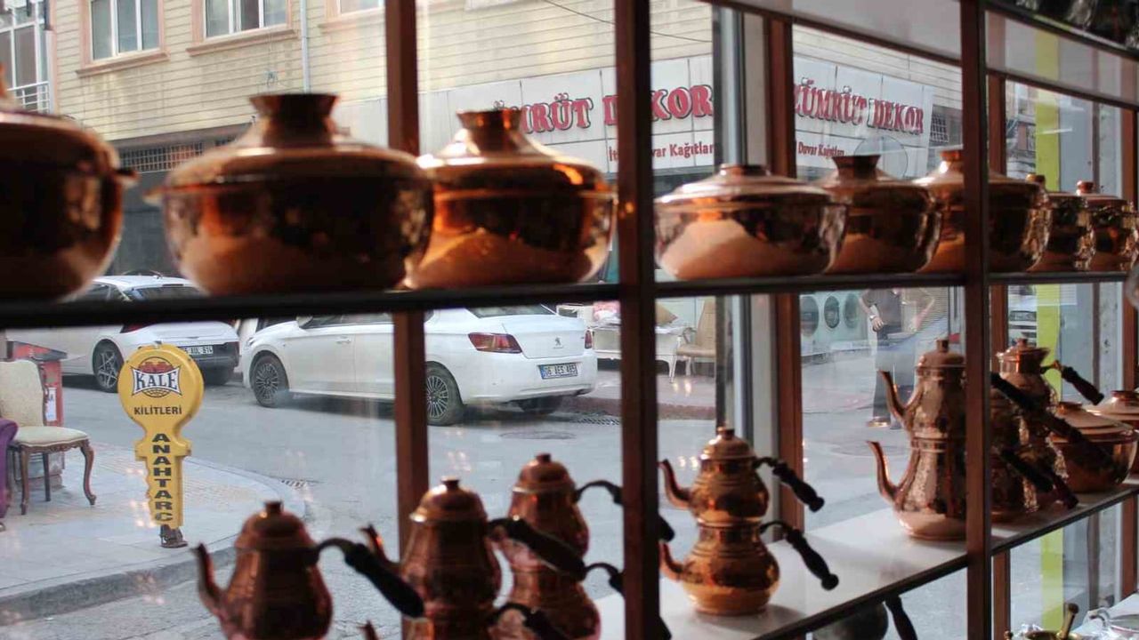 Yılların izini silen usta: 45 yıldır bakırları canlandırıyor