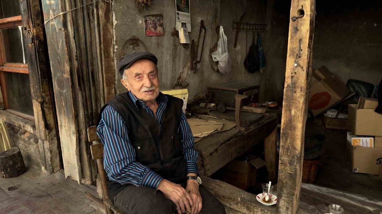 Yıllarını ocağa adadı: 80 yaşındaki kalay ustasının 70 yıllık mesleği