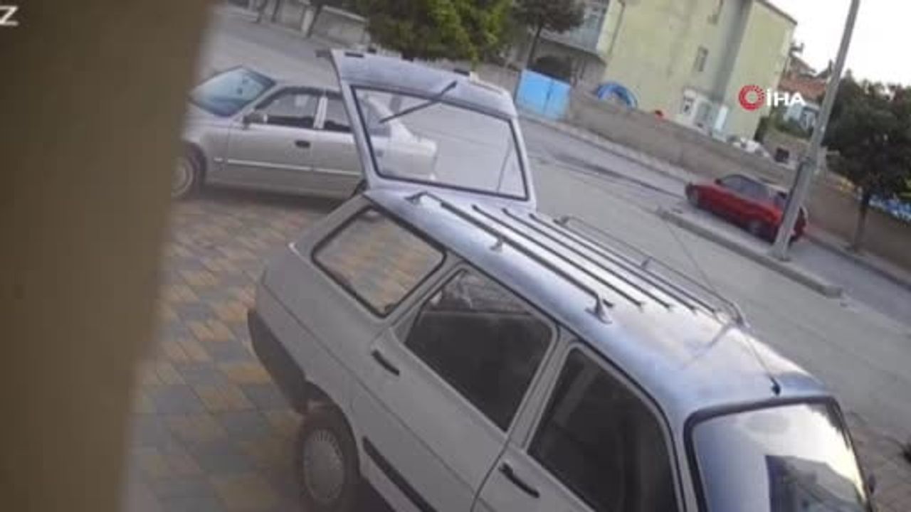 Yokuş inişinde freni patlayan minibüs taksiyi sürükleyip direğe çarptı: 1 yaralı