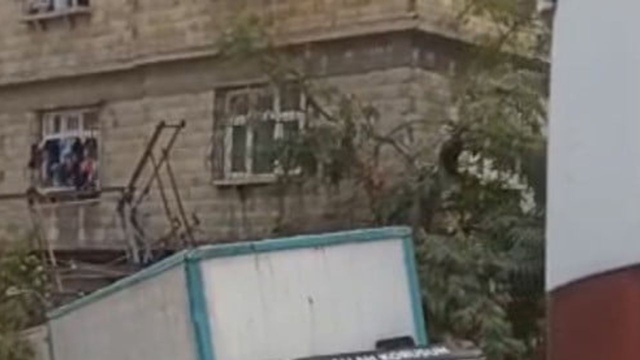 Yokuşta freni boşalan kamyon geri kayarak elektrik direği ve eve çarptı