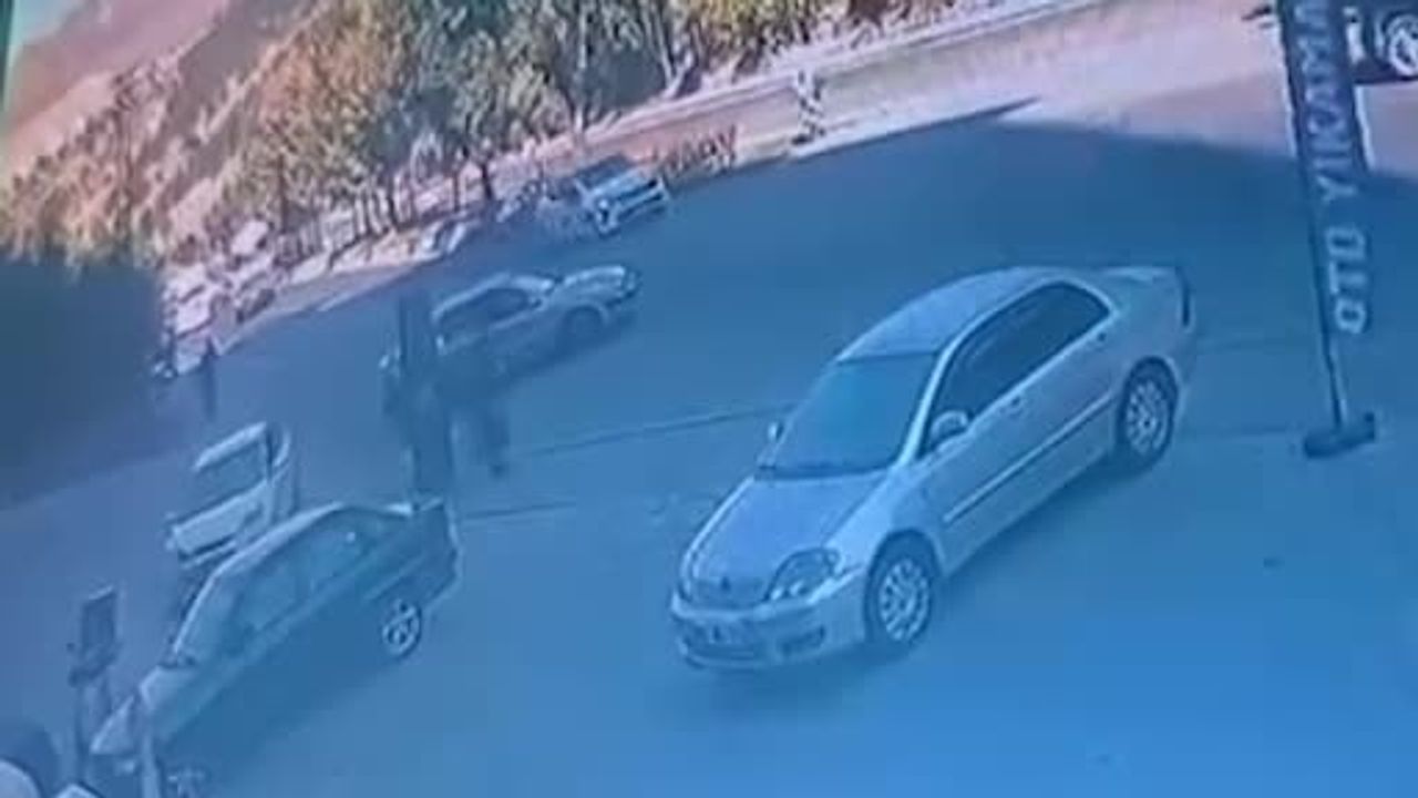 Yokuşta kontrolden çıkan beton mikseri otomobile çarptı: kaza anı kayıtta