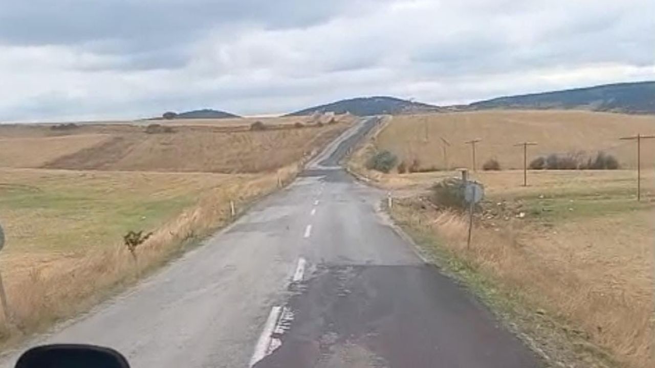 Yol durumu uyarısını kaydeden sürücü kaza anını görüntüledi
