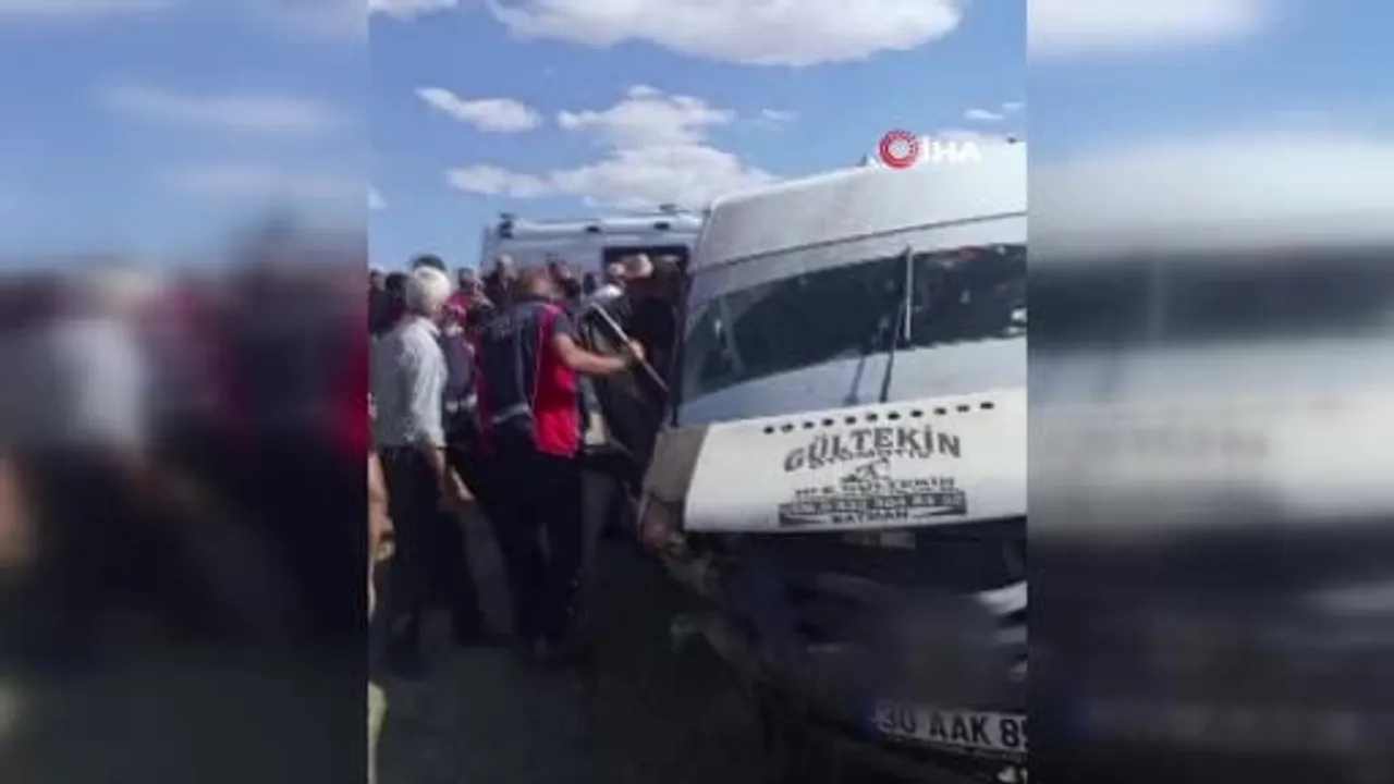 Yol kenarına bırakılan açık rögar çukuru minibüsü savurdu: 6 yaralı