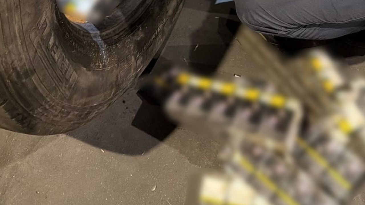 Yolculuğuna çıkan tırın yedek jantlarında 25 bin 600 sigara bulundu