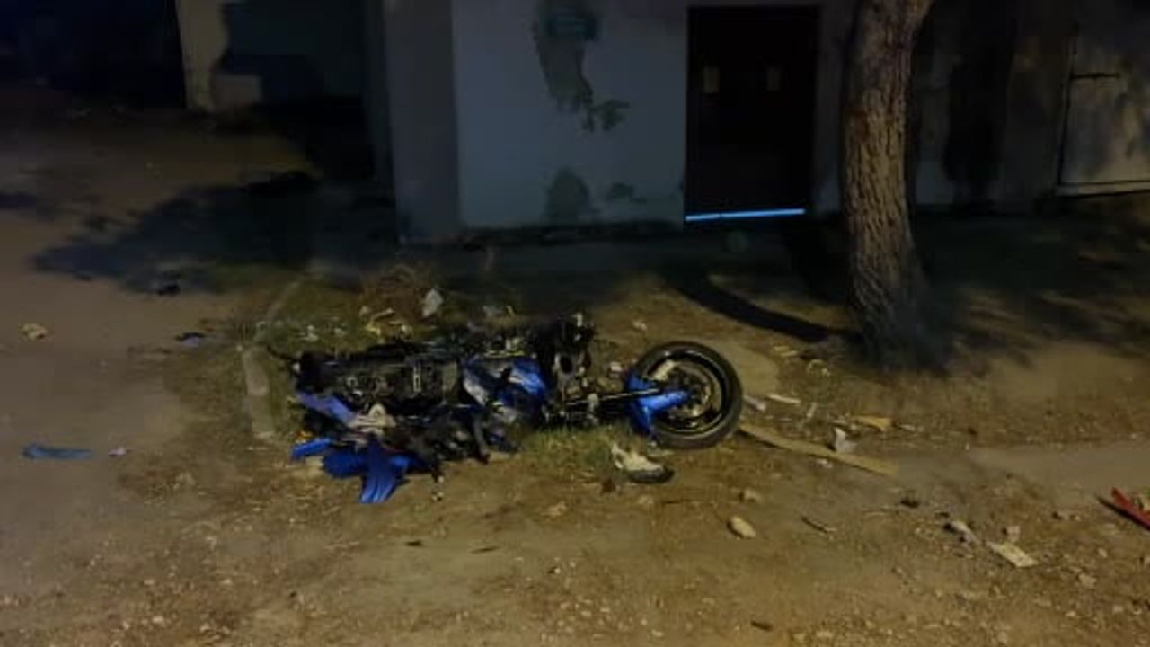 Yolun bittiğini fark etmeyen motosiklet sürücüsü boş araziye uçtu