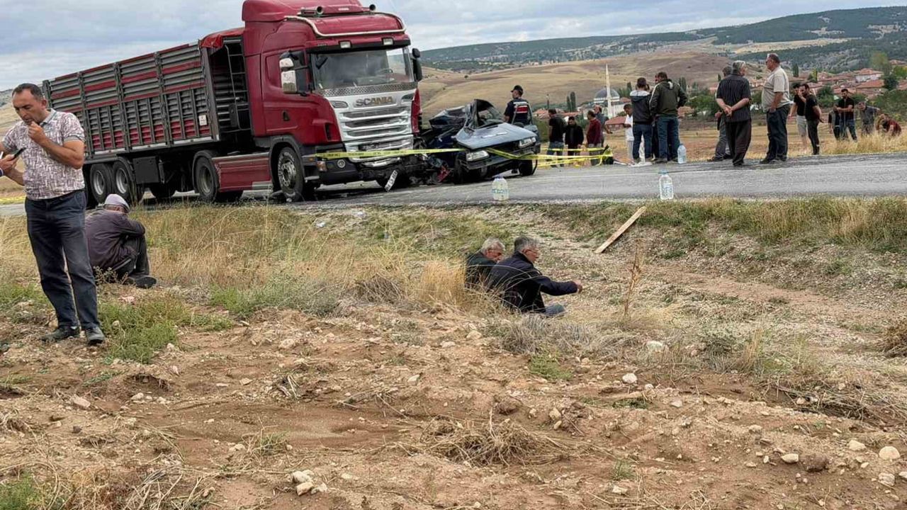 Yozgat Kadışehri'nde tırla otomobil çarpıştı, bir kişi hayatını kaybetti
