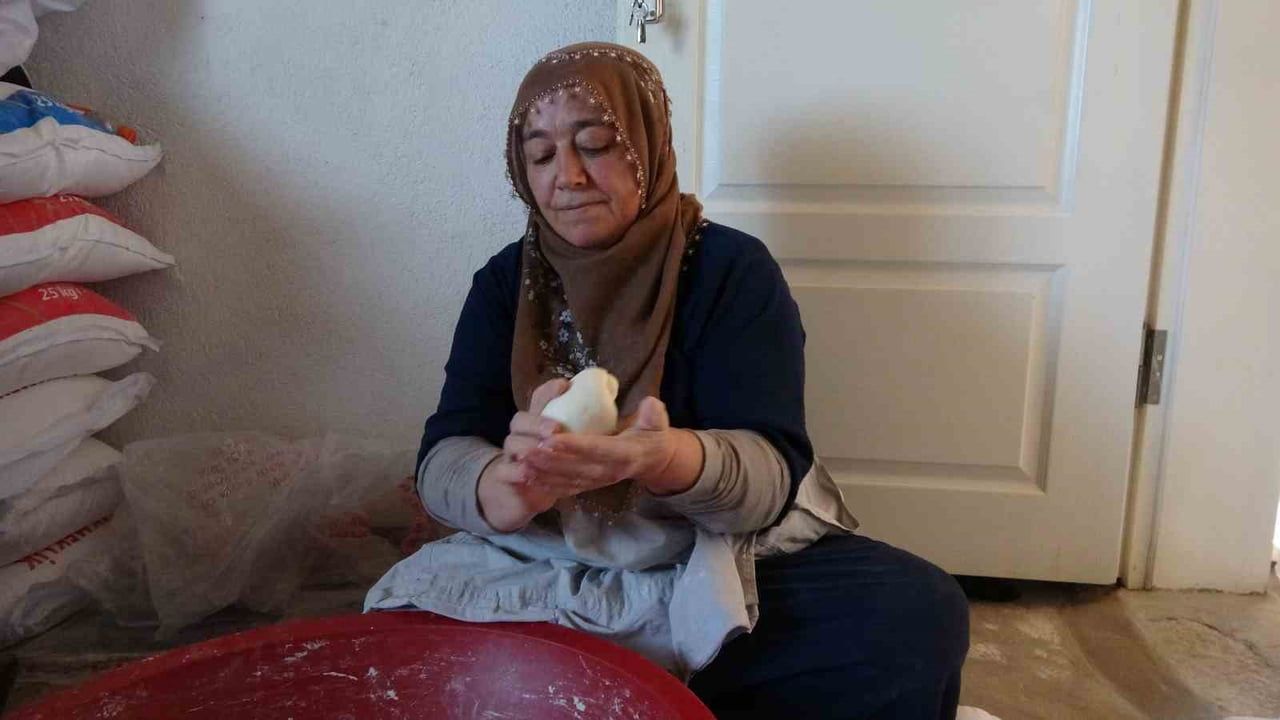 Yozgat'ta sabahın ilk ışıklarıyla başlayan imece kışlık yufkayı hazırlıyor
